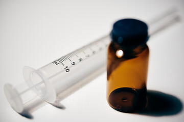 Jeringa y bote de medicina