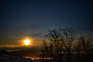 Fototapeta na wymiar Winterlandschaft mit Mond aufgang