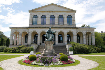 Denkmal von König Ludwig I. von Bayern. Vorderansicht des Kursaal-Gebäudes in Bad Brückenau....