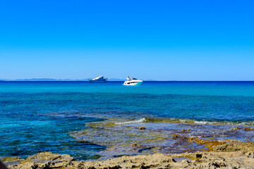 Paisaje marino con mar azul y orilla de playa en isla