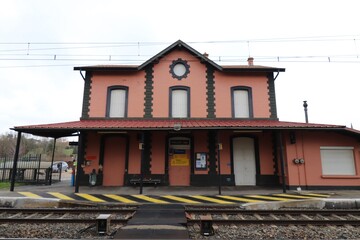 Fototapeta na wymiar Gare ferroviaire de Polliat vue de l'extérieur, ville de Polliat, département de l'Ain, France
