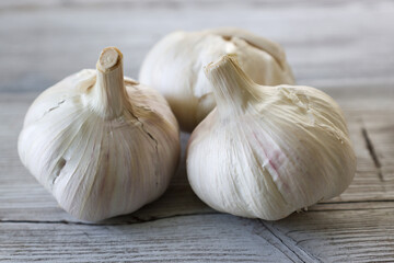 木材背景のニンニク