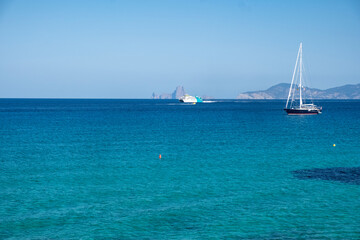 idilico Paisaje marino espa&ntilde;ol con mar, cielo azul, barcos de recreo y orilla de playa en isla