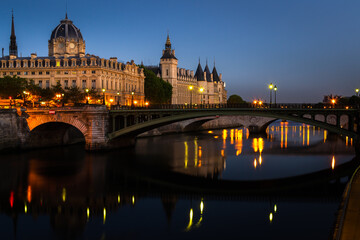 Fototapeta na wymiar Landscape at the blue hour in the morning on the Conciergerie in Paris