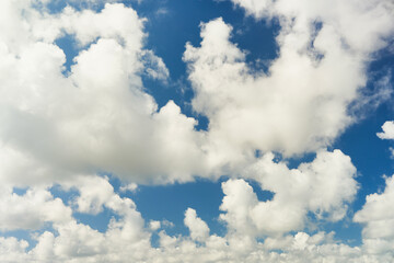 Obraz premium Fluffy white clouds on blue sky. Nature background