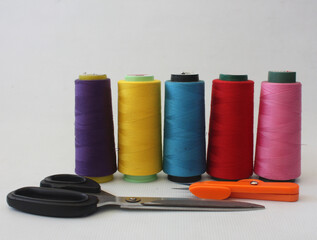 Hilazas para modisteria en maquina industrial