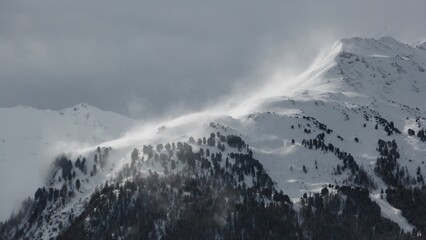Fototapeta na wymiar Paysage de sommet de montagne enneigé avec du blizzard, en hiver, à Aussois, parc de la Vanoise, Haute-Maurienne, Savoie, Alpes (France)