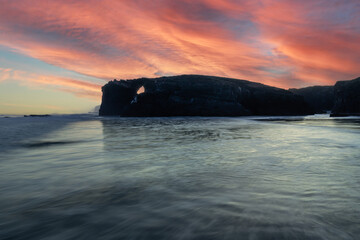 Fototapeta na wymiar Sunrise at one of the most famous beaches in Spain, Las Catedrales!