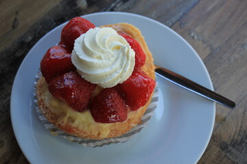 Fresh strawberry confectionery