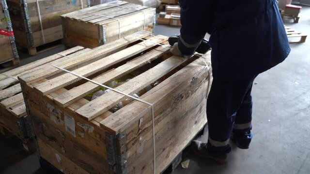 Packaging. Strapping tool for strapping with tightening tape. packing tool.Sound