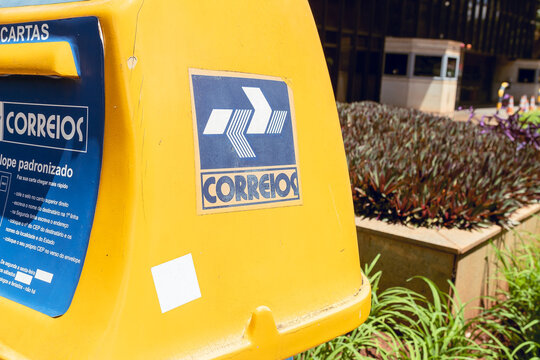 CORREIOS. Caixa de postagem da empresa pública brasileira CORREIOS ( Empresa Brasileira de Correios e Telégrafos ).