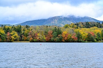 湖岸から見た阿寒湖の紅葉情景＠北海道