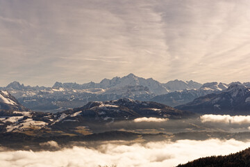 Fototapeta na wymiar Panorama sur la chaine du Mont-Blanc depuis les Voirons