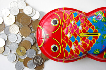 金魚型の貯金箱とお金
