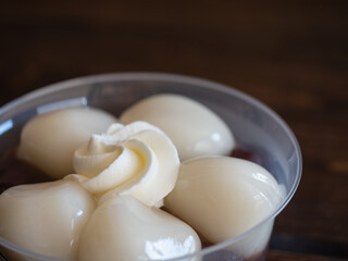 ホイップクリームをトッピングしたつやつやの白玉団子。