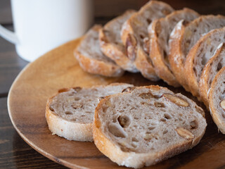 クルミなどナッツが入った美味しいパン。