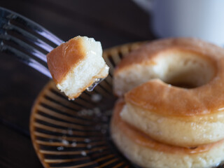 ナイフで食べる、蜂蜜がたっぷりかかったドーナツ型のスコーン。