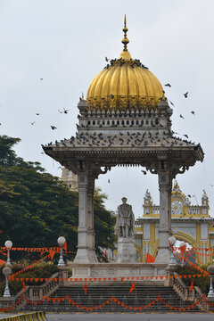 New State Circle statue of maharadja Chamarajendar Wodeyar Mysore palace Karnataka India