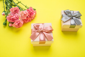 Obraz na płótnie Canvas Exquisite gift box and carnation flowers