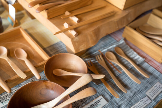 コップや箸などの木製の工芸品