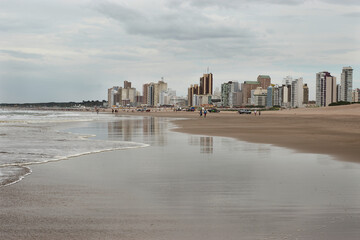 Vista panorámica de una ciudad costera desde la orilla del mar un día nublado