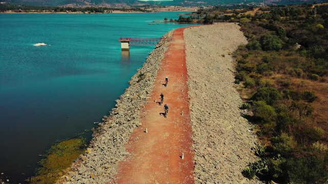 Ciclistas recorren presa en M&eacute;xico deporte saludable turismo actividad exterior
