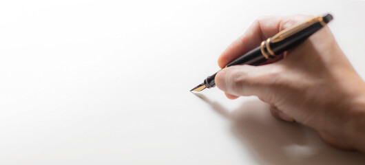 白い紙に字を書いている手の背景テクスチャー