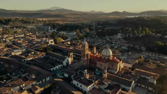 Vista Aerea de Tapalpa, Jalisco en M&eacute;xico centro del pueblo destino vacacional colonial autentico en atardecer amanecer