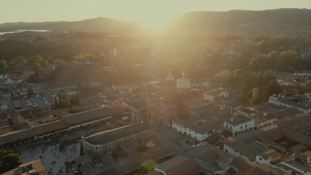 Vista Aerea de Tapalpa, Jalisco en M&eacute;xico centro del pueblo destino vacacional colonial autentico en atardecer amanecer