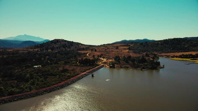 Vista Aerea presa en Tapalpa Mexico agua camino paseo exterior