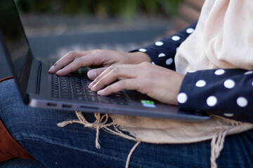 Mujer trabajando  con su laptop
