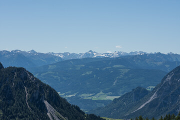 Naklejka premium large mountain range with many peaks on the horizon while hiking