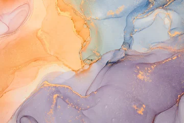 Natürliche luxuriöse abstrakte flüssige Kunstmalerei in Alkoholtintentechnik. Zarte und verträumte Tapete. Farbmischung, die transparente Wellen und goldene Strudel erzeugt. Für Poster, andere Drucksachen © CHREMOS