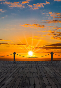 Ponton face au coucher du soleil 