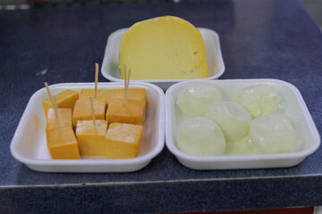 mostrador de queso amarillo, blanco y crema, colmado, queso fresco