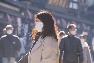 マスク姿の女性　観光地