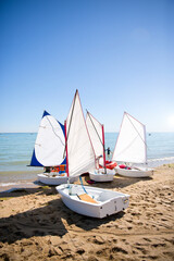 Petit bateau à voile sur la plage. © Thierry RYO