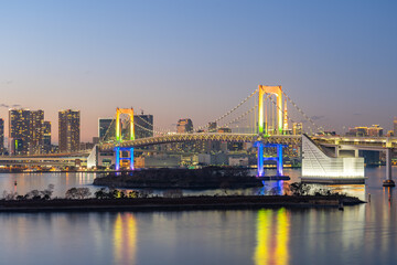 Fototapeta na wymiar Tokyo bay at night with Rainbow bridge in Tokyo, Japan
