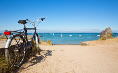 Bord de mer et vieux vélo sur le littoral de France.