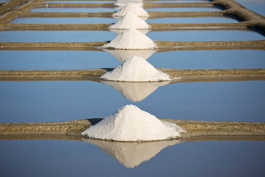 Marais salant et tas de sel au soleil.