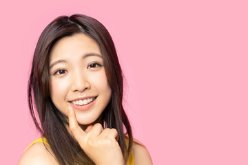 女性のデンタルケアイメージ　白い歯　オーラルケア