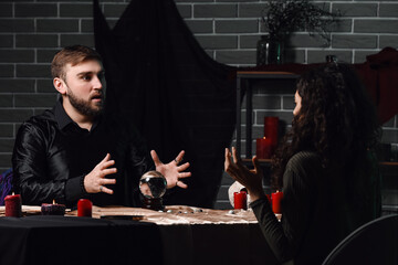 Clairvoyant telling client her future