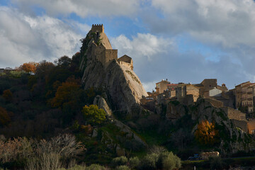 Fototapeta na wymiar the village of Spelinga in the Province of Enna in Sicily with its medieval castle in a beautiful autumn-colored day