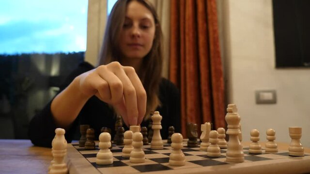 Ragazzi concentrati che spostano una pedina su una scacchiera durante una partita a di scacchi
Primo piano sulla scacchiera con movimento laterale