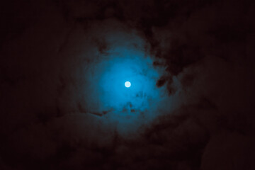 Vollmond hinter Wolken