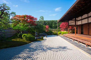 Fototapeta premium 京都 大徳寺の塔頭寺院 興臨院の枯山水庭園と紅葉