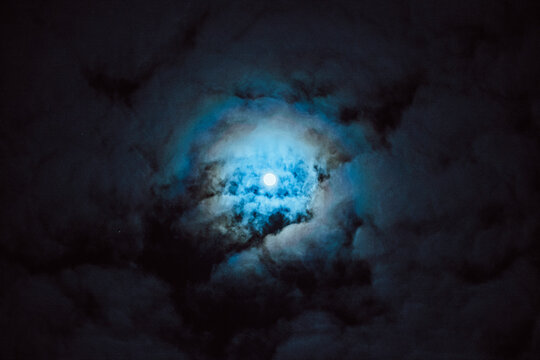 Vollmond hinter Wolken