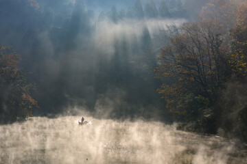 朝靄の湖と釣り人