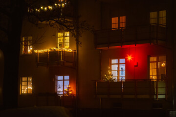 Stern und Weihnachtsbaum auf Balkon bei Nacht