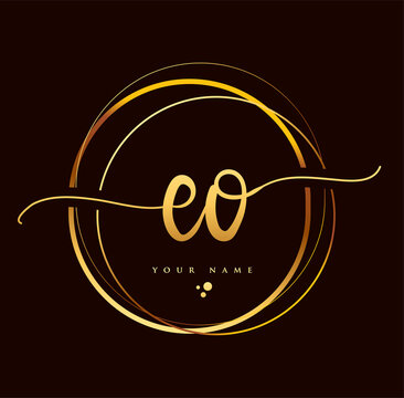 EO Initial handwriting logo golden color. Hand lettering Initials logo branding, Feminine and luxury logo design isolated on black background.